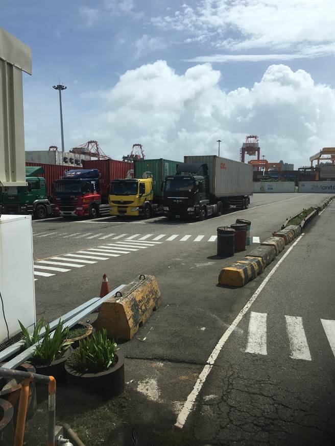 公路总局23日说，目前就北北基桃地区汽车货运业、计程车、国道客运等驾驶等高危险接触族群施打，后续争取其他运输行业纳入接种。（台中市直辖市汽车货柜货运公会提供／卢金足台中传真）