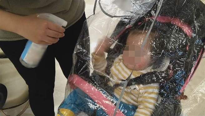 婴幼儿染疫比率较低且多无症状，但出现高烧不退恐为重症，一岁以下幼儿出外可以用娃娃车防护罩，回到家再用酒精消毒防护罩，提升防护力。(示意图/本报系资料照片 茂盛医院提供)