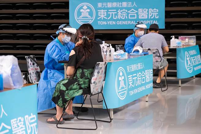 東元綜合醫院集結醫護人力，前往大型疫苗接種站服務。（院方提供）