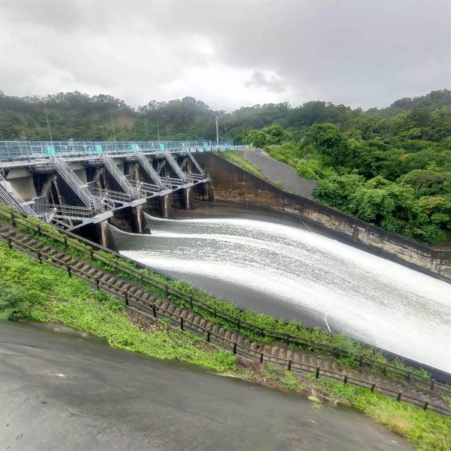 苗栗县明德水库22、23日调节性泄洪，也是睽违400多天来首次。（民眾提供／庄旻静苗栗传真）