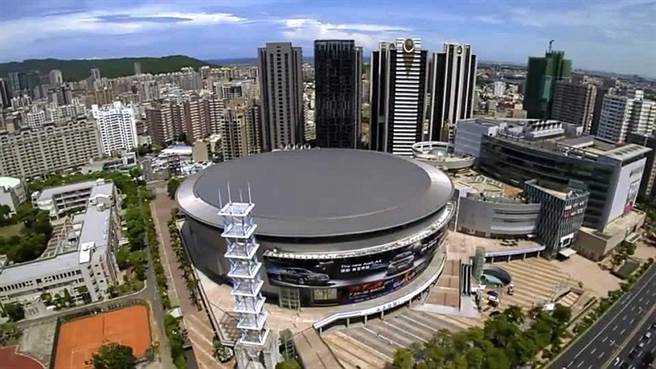 疫情期间，高雄巨蛋成为高市大型疫苗施打站，预计以单日7840人施打数，拿下最高纪录。（图/取自高雄巨蛋K-ARENA脸书专页）