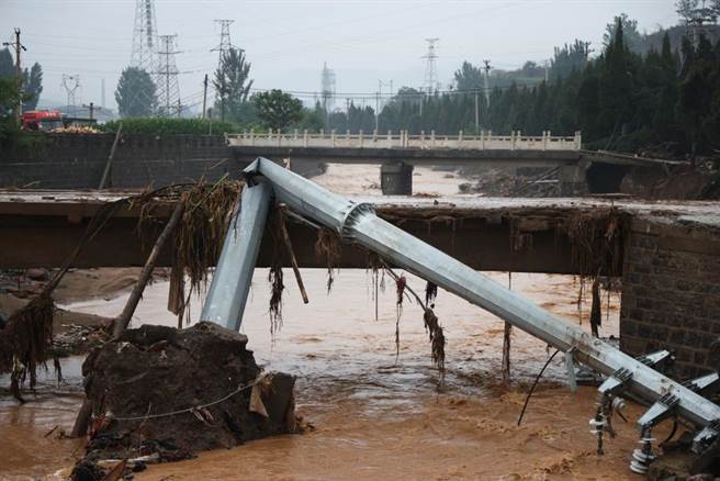 河南鄭州鞏義市米河鎮21日遇強降雨後，有房屋沖毀、車輛掀翻，道路成泥潭。（鳳凰網）