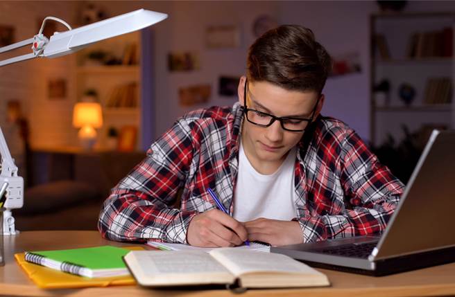 大学指考将在下周登场，小孟老师表示，可在准考证影本及文具上绑红线，再让文昌帝君加持考运。（图／Shutterstock）