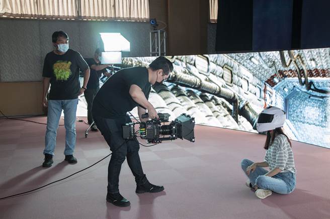 世新大学于暑期进行高阶摄影设备测试，全媒体中心人员于测试棚进行分流实际操作。（图/世新大学提供）