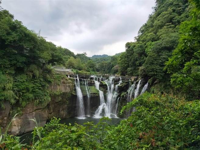 烟花颱風影響山區 十分瀑布公園24日閉園。(新北市觀光旅遊局提供)
