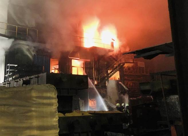 庆欣欣钢铁厂烈焰狂烧，上百名员工疏散。（民眾提供／吴敏菁彰化传真）