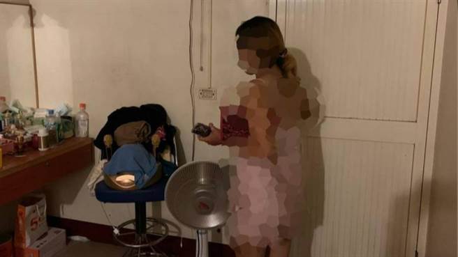 薄纱女在疫情警戒期间，仍多次穿着清凉揽客，警方除依法告发，此次也将把工作室排程拆除。(警方提供)