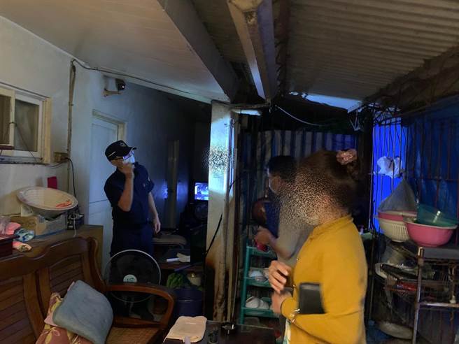 薄纱女在疫情警戒期间，仍多次穿着清凉揽客，警方除依法告发，此次也将把工作室排程拆除。(警方提供)