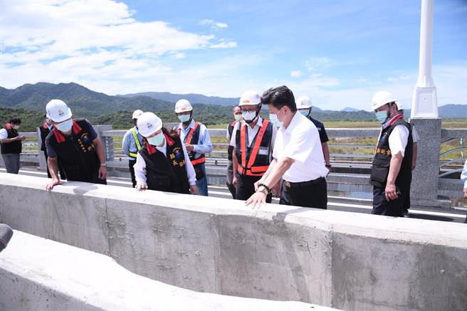 凤林镇箭瑛大桥改建工程获得《2020国家卓越建设奖》最佳规划设计类金质奖、第十四届优良工程金安奖肯定，县长徐榛蔚说，通车后将提供在地居民及游客更便捷安全的交通空间。（花莲县府提供／王志伟花莲传真）