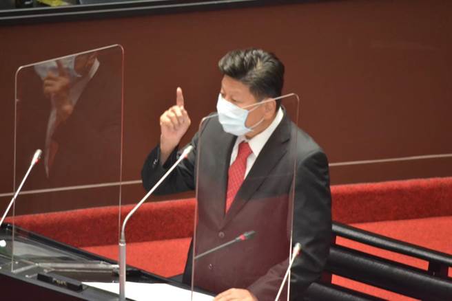 傅昆萁不满国产疫苗有安全疑虑，要求行政院负起全责，不可拿国人性命开玩笑。（王志伟花莲传真）