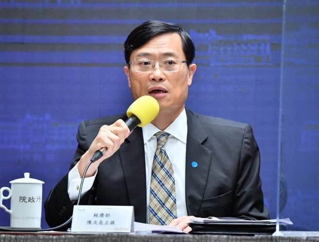 疫情降級，但雙北市仍堅持不開放餐廳內用，經濟部次長陳正祺呼籲，地方在防疫下適度兼顧民生，配合中央指引。（資料畫面）