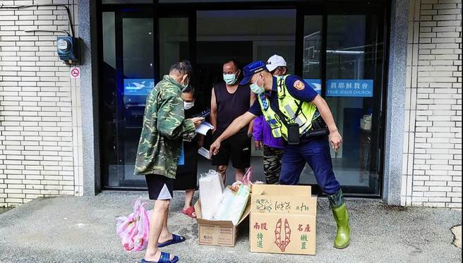 为躲避颱风来袭，大溪警分局23日下午派遣警力协助区公所前往劝离管制区民居民，总计劝离338人，并于晚间6点撤离完毕（大溪分局提供／萧灵玺桃园传真）