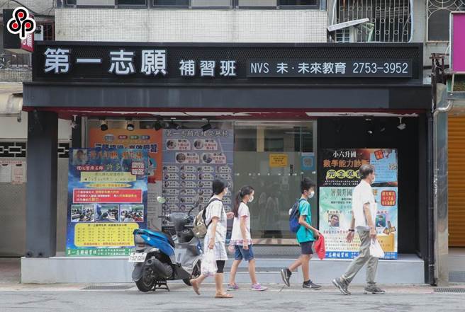 疫情警戒即将在27日降为二级，教育部宣布补习班可有条件復课，业者怒轰尚未施打疫苗，担忧无法止息。(本报资料照)