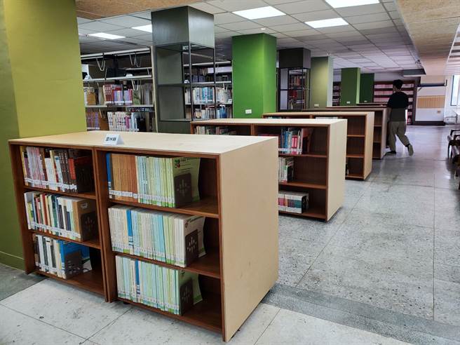 云林县文观处图书馆每天分上、下午2梯次入馆，每梯次2个小时，人数上限50人（网路预约30人加现场登记20人），借书量从15本提高至30本，不开放自修室和阅报区域、馆内座位。（周丽兰摄）