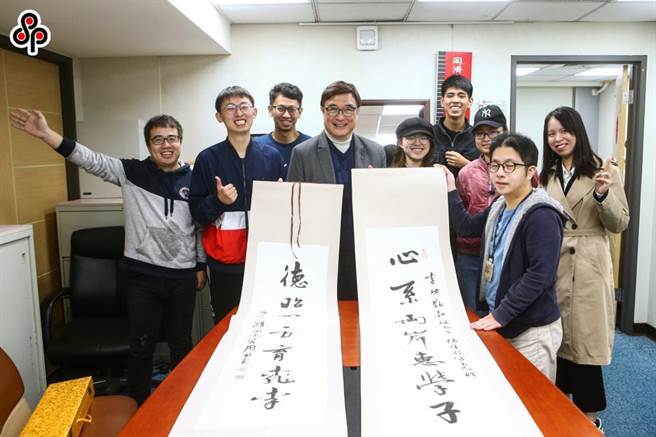 世新大学陆生与家长为了感谢世新大学副校长李功勤（中）协助陆生返台，去年年底特地送字画。（本报资料照）