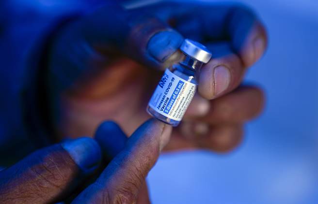 CDC顾问小组在疫苗接种者出现GBS的初步报告后，对娇生疫苗风险利益进行评估。(图／美联社)