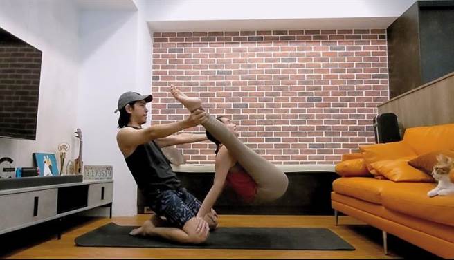 利得汇（右）、沈志方操练Acro yoga。（翻摄慢慢说IG）