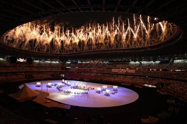 延宕一年的東京奧運今晚開幕，場館煙火絢爛。(路透社)