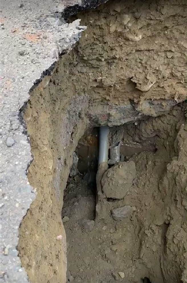 胜学路塌陷处经市府水利局抢修，进行道路开挖后，揪出原来是自来水管老旧漏水。(台南市水利局提供／曹婷婷台南传真)