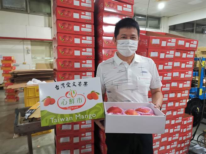 余清永说，内销爱文礼盒经过蒸热杀菌，外销供果园品质、内销价格，很多人抢着订购。(刘秀芬摄)