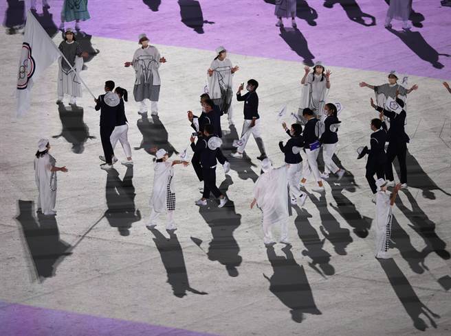 中華代表團個個面帶笑容、精神抖擻進場，贏得現場熱烈掌聲。（季志翔攝）