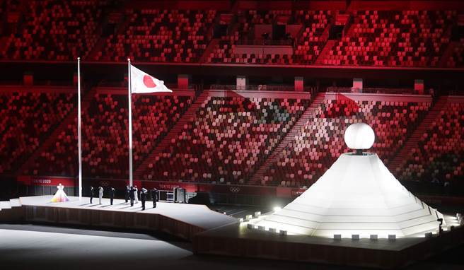 日本天后米希亞盛裝領唱《君之代》。(記者季志翔攝)