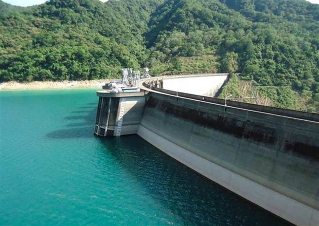 烟花狂灌大雨，翡翠水库水量却下滑至70%，对此翡管局解释是为了因应颱风而事先开始放流。(图／翡翠水库管理局)