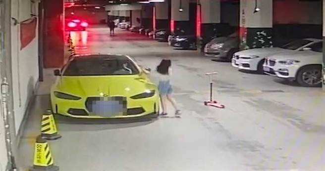一名男子自导自演，拍了一支BMW被女童踩坏的影片。（翻摄自微博）