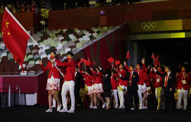 東京奧運中國代表團進場。(美聯社)