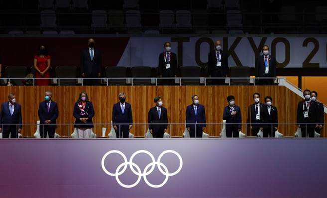 國際奧會主席巴赫、日本天皇德仁和日本首相菅義偉，都戴著口罩出席東奧開幕式。(路透社)