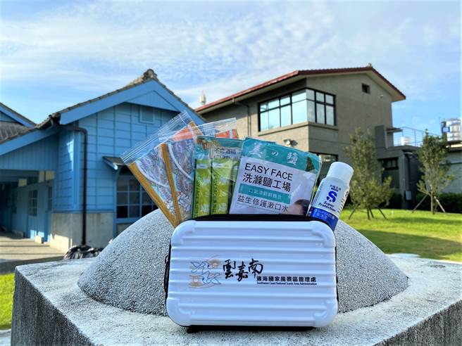 解封出游，云嘉南滨海国家风景区管理处送旅游防疫安全包。（读者提供／刘秀芬台南传真）