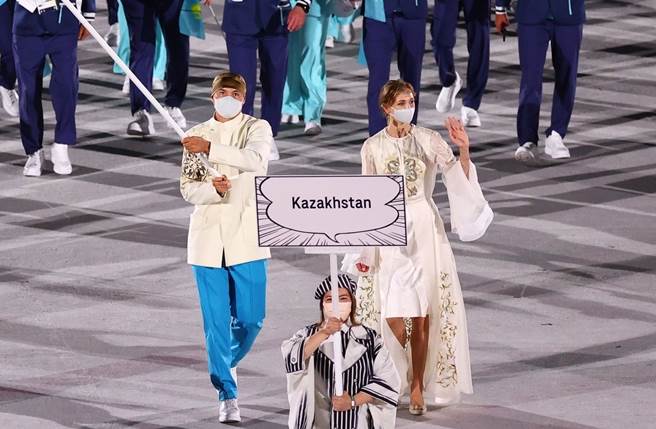 國名牌子以日本漫畫對話框呈現。圖為哈薩克代表隊。(路透)