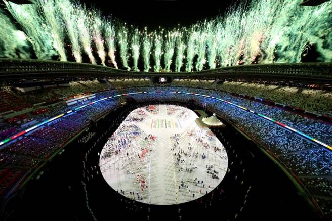 東京奧運開幕式，煙火絢爛。(路透社)