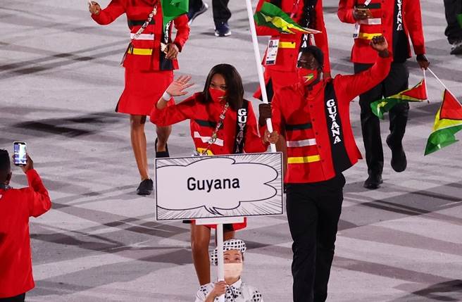 各国美女掌旗手成为奥运场上另一养眼风景。(路透)