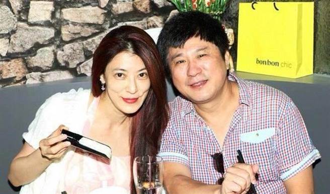 胡瓜（右）和老婆丁柔安上周都打了疫苗。（摘自胡瓜脸书）