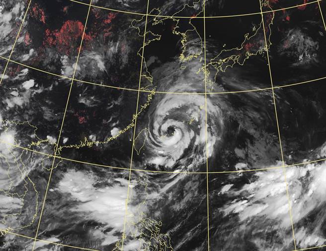 烟花颱风强度有稍增强且暴风圈有稍扩大的趋势，暴风圈正逐渐进入台湾东北部近海。(摘自气象局)