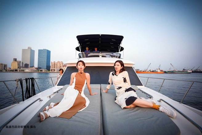 郭书瑶、张景岚体验港都风情 。（三立提供）