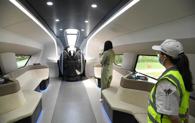 大陆自主开发时速600公里高速磁浮交通系统在青岛下线，图为参观者在高速磁浮列车内体验。（图／新华社） 