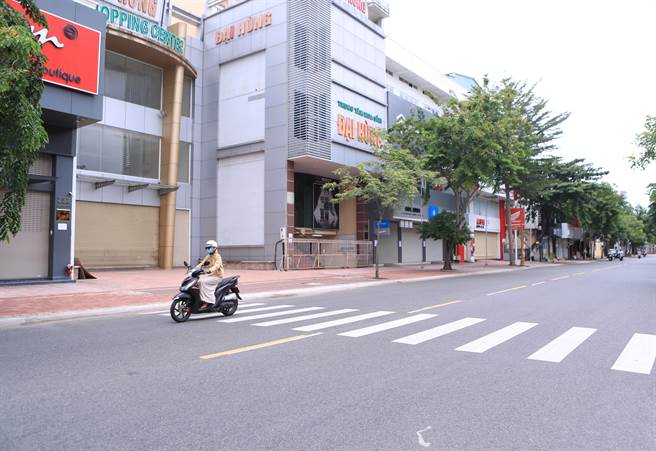 確診新冠肺炎的52歲陳姓台商在越南不幸去世，這是目前已知個案中，首名在越南染疫死亡的台灣人。圖為疫情下冷清的越南街頭。（圖／美聯社）