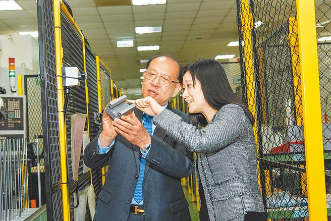 上银集团总裁卓永财（左）22日将大银微系统董事长交棒给二女儿卓秀瑜（右），转任大银微系统副董事长，退居第二线，协助卓秀瑜接班。图／上银集团提供