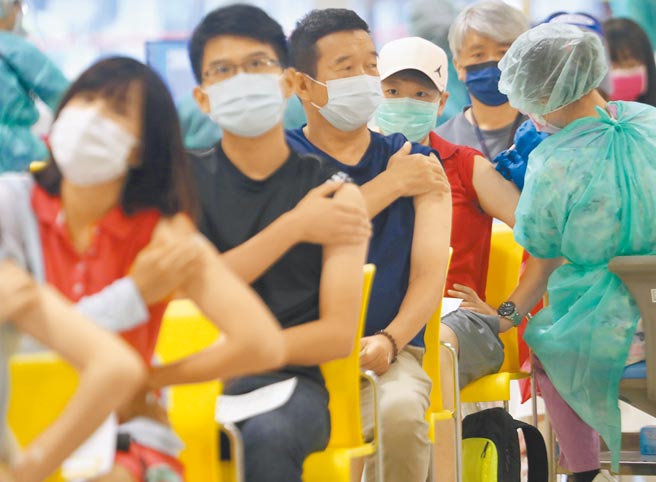 衛福部長陳時中宣布，已與莫德納公司簽約加購3600萬劑疫苗，其中100萬劑將在今年第四季供貨，其餘次世代疫苗則分別在明、後年陸續供應。圖為台北市教職員工22日在花博接種站施打疫苗。（劉宗龍攝）