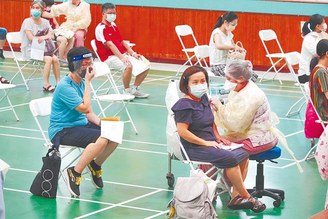 中華民國防疫學會理事長王任賢表示，台灣可以一口氣買到莫德納疫苗，背後意義透露出中美競逐的國際關係。圖為民眾接種疫苗的畫面。（黃世麒攝）