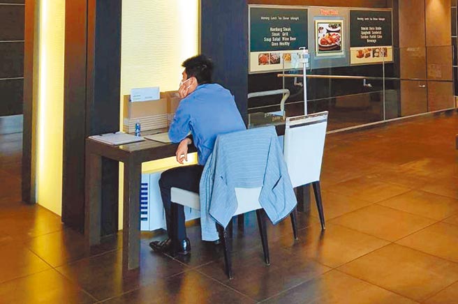 东奥筹委会同意外籍媒体入住饭店后可以外出购买食物，但必须15分钟内回到饭店，外出必须向饭店保全签到。（陈筱琳摄）