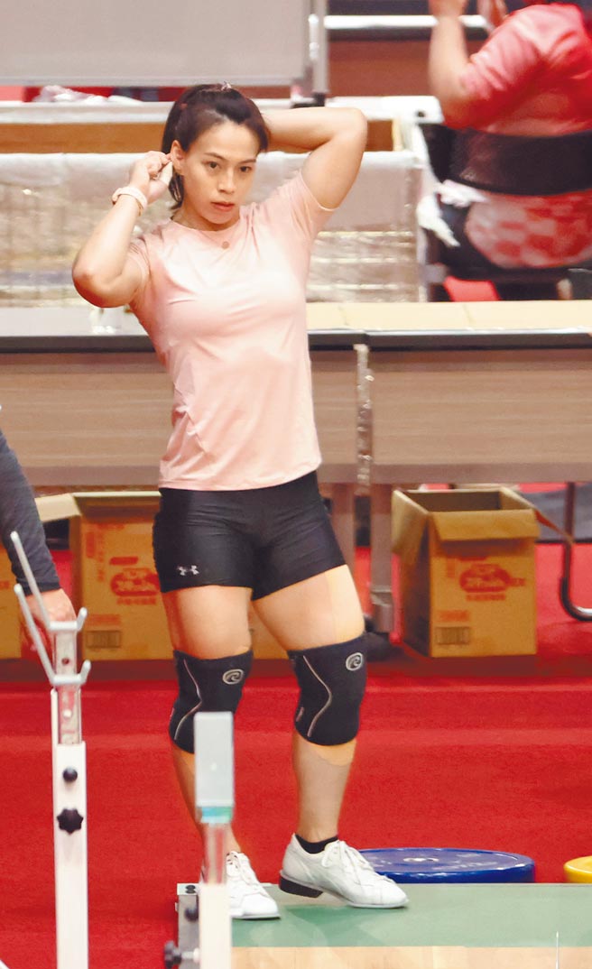 「举重女神」郭婞淳（中）准备在东京奥运大显身手，左为教练林敬能。（体育署提供）