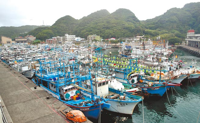 颱风逼近，深澳渔港22日挤满船只，在港内躲避风雨。（郑任南摄）