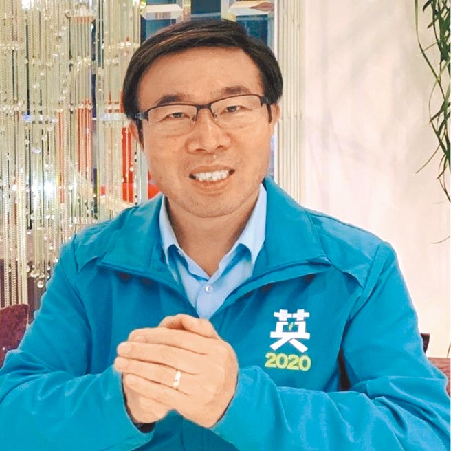 民眾检举，没网路预约的50岁以上民眾，报上民进党北市议员张茂楠的名号，就能直接打到疫苗，张茂楠澄清是长庚医院跟他说可开放。（摘自台北市议员张茂楠脸书／张颖齐台北传真）