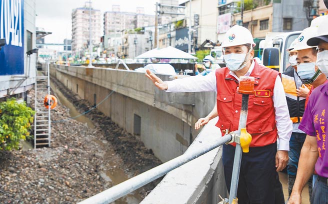 因应颱风来袭，新北市长侯友宜昨前往视察亚洲路拓宽工程进度，以及土城抽水站等防颱整备情形，防堵土城、板桥出现积淹水。（新北市政府提供／蔡雯如新北传真）