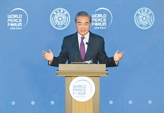 中國外交部22日凌晨發布的聲明強調，美國副國務卿雪蔓將與主管中美關係的副部長謝鋒「會談」，而後中國外交部長王毅（見圖）才會「會見」雪蔓。（中新社）