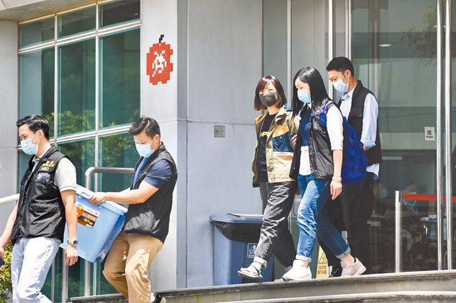 香港警务处国家安全处6月17日採取行动，拘捕壹传媒及《苹果日报》五名高层，涉嫌「串谋勾结外国或境外势力危害国家安全罪」。图为警方将《苹果日报》副社长陈沛敏（右三）带离苹果日报社。（中新社）