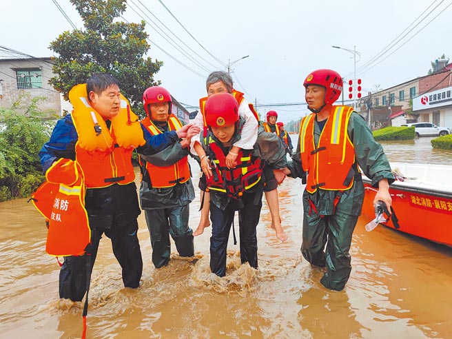 毗邻河南省的湖北襄阳市消防救援支队，赶往河南长葛市大周镇王皮庙村救援，先后转移受困群眾176人。（中新社）